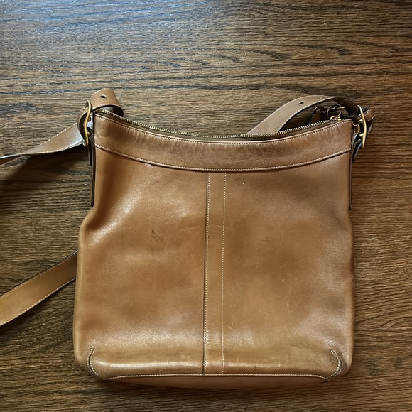 Camel colored leather Coach bag. Can be worn as crossbody or shoulder bag. - Picture 2 of 4
